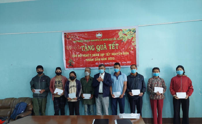 Uỷ ban  MTTQ Việt Nam  huyện Ea H’leo  trao quà tết cho hộ nghèo và già làng trên địa bàn xã Ea Nam	
